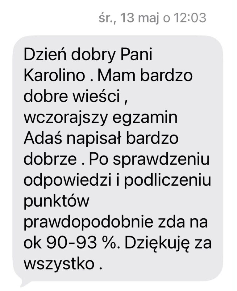 Szara dymka czatu z wiadomością o dobrym wyniku egzaminu Adasia, prawdopodobnie 90-93%.